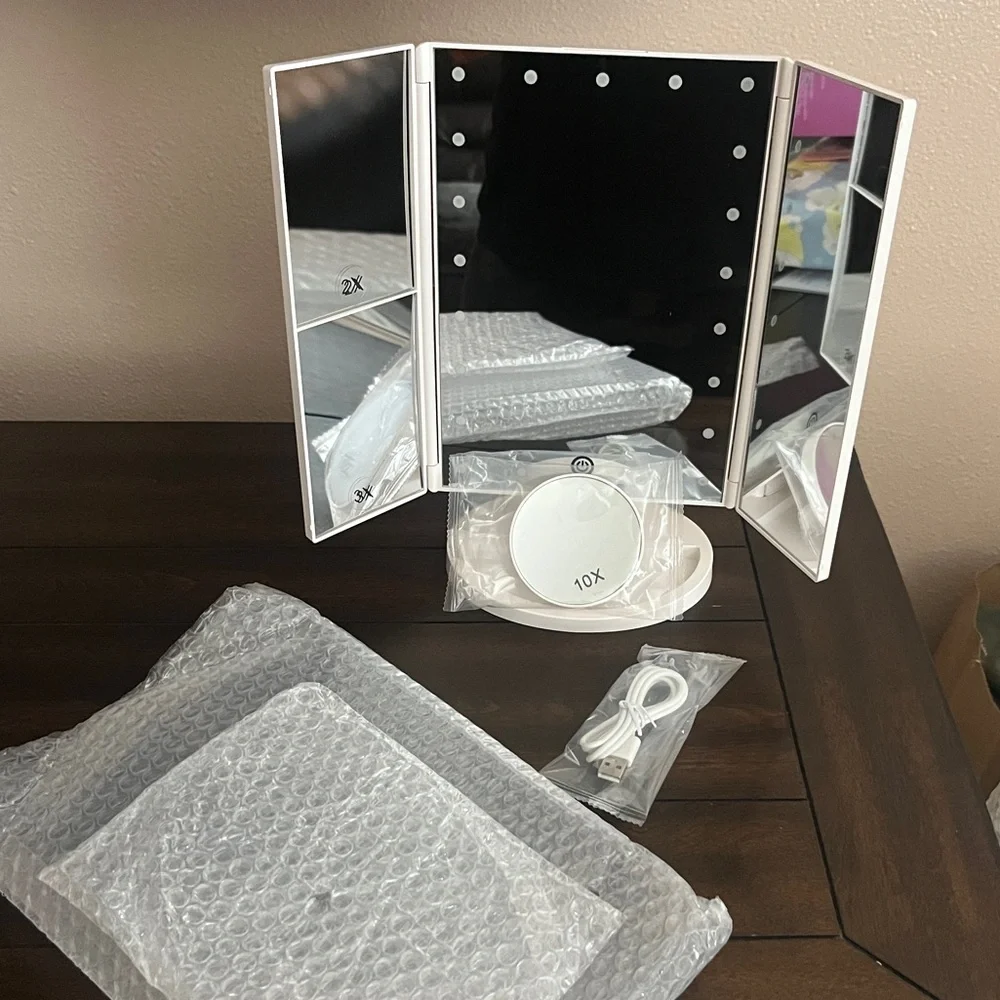 Tri-fold Lighted Vanity Makeup Mirror with 3x/2x/1x Magnification, 21Leds Light